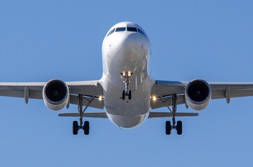 Avión de color blanco cara a cara Airbus A320 Aterrizando en el aeropuerto de La Palma en España