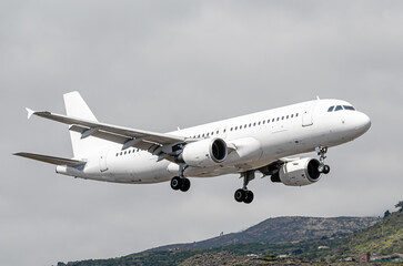 Avión de color blanco cara a cara Airbus A320 Aterrizando en el aeropuerto de La Palma en España 2 - obrazy, fototapety, plakaty