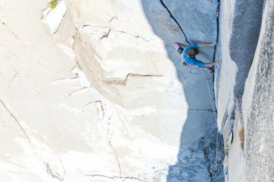 Climber lead climbing Changing Corners on the Nose, Yosemite, Capitan