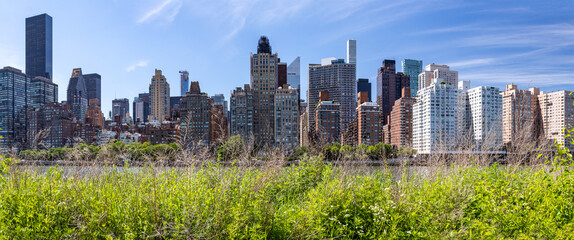 Fototapeta premium Panoramic&nbsp;view of the crowded buildings of Midtown Manhattan as seen&nbsp;from Roosevelt Island in New York City