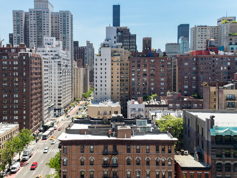 Fototapeta Overhead view of the crowded buildings on First Avenue in New York City, seen from the Roosevelt Island Tramway