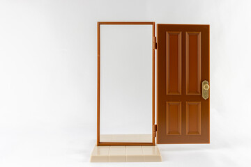 茶色い玄関ドアと白背景