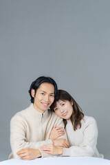 寄り添うカップル　カップルフォト　ペアルック