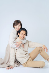 Fototapeta premium 寄り添うカップル カップルフォト ペアルック