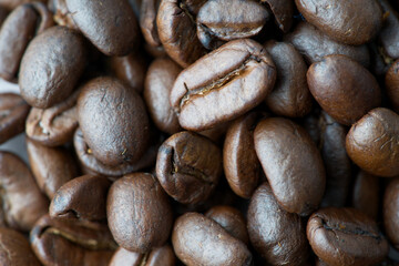 焙煎後のいい香りがするコーヒー豆のアップ画像