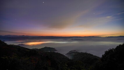 Fototapeta na wymiar 大撫山から見た夜明け前の雲海と街明かりのコラボ情景＠兵庫
