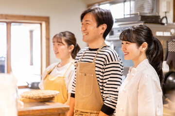 水・お冷を持つ居酒屋・飲食店・カフェスタッフの男女(3人)
