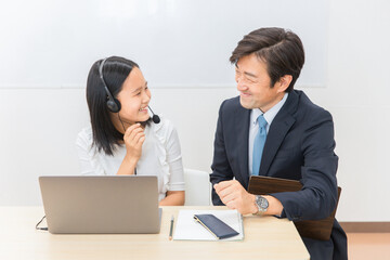 Obraz premium パソコンスクール・パソコン教室でICT教育・プログラミングする先生・教師と子供（女の子・日本人） 