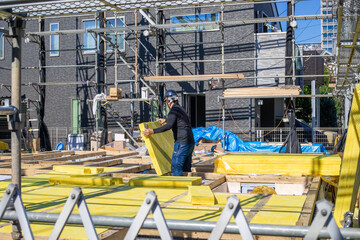 住宅断熱材を施工している作業員