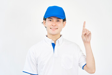 右を指差すポロシャツとキャップのユニフォームの男性　（引越し業者・運送業・作業員・宅配業者）