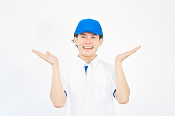 両側を手のひらで指すポロシャツとキャップのユニフォームの男性　引越し業者・運送業・作業員・宅配業者