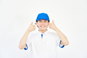 グッドサインするポロシャツとキャップのユニフォームの男性　（引越し業者・運送業・作業員・宅配業者）