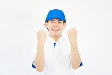 ガッツポーズする引越し業者の男性　白背景
