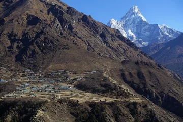 Photo sur Plexiglas Ama Dablam The village of Phortse with Mt. Ama Dablam inside the Khumbu Valley, Sagarmatha National Park, Nepalese Himalayas, en route to the Everest Base Camp.
