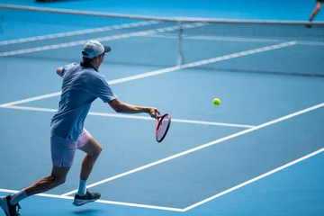 Crédence de cuisine en verre imprimé Sydney Tennis player serving in a tennis match, with leg drive in a game of sport