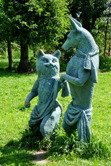 Fototapeta premium Statue to the cat and a fox