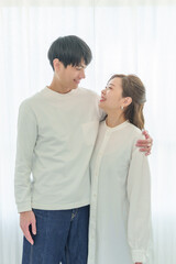 肩を抱いて微笑み合うカップル