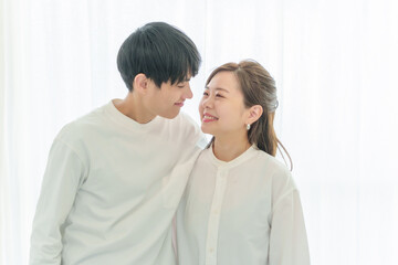顔を寄せ合う若いカップル