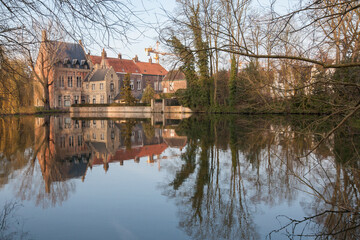 Obraz premium Medieval building (Castle) on Love lake, Minnewater Park in Bruges, Belgium