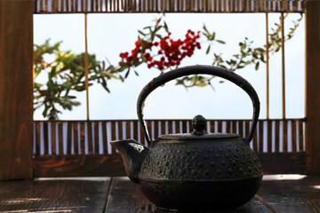 南部鉄瓶の急須と板の間に和風窓