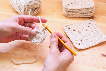 毛糸で四角いモチーフを編む