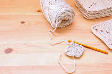 毛糸で四角いモチーフを編む