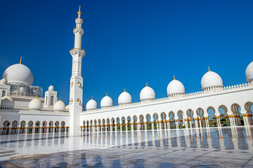 Fototapeta na wymiar Abu Dhabi in united emirates louvre museum and mosque