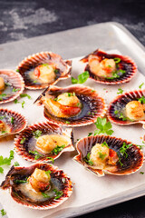 Cooked scallops with parsley