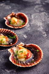 Cooked scallops with parsley