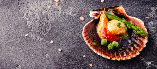 Cooked scallops with vegetables