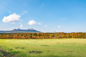 大沼公園 駒ヶ岳と紅葉と青空
