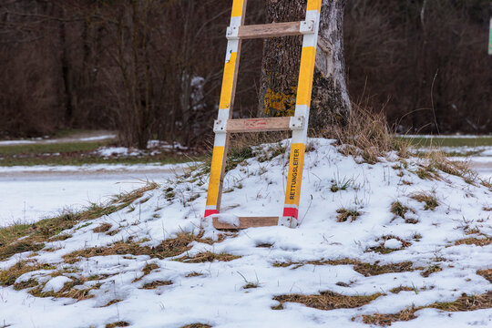 A ladder stands on the edge of the Kuhsee near Augsburg in Bavaria as a relief measure in case of ice accidents with the German text Rettungsleiter