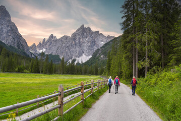 Wanderer im Fischleintal in den Dolomiten / Südtirol