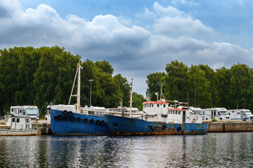 Fototapeta na wymiar Old ships and camper vans in Halmstad