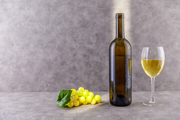 Obraz premium Weißwein im Glas
