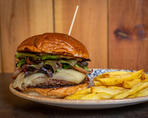 Hamburguesa Gourmet acompañada con papas fritas