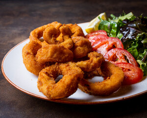 Calamares fritos con ensalda