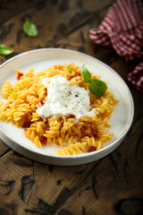Pasta with tomatoes and fresh cheese