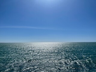 strahlend blauer Himmel über den Atlantik im Sonnenschein