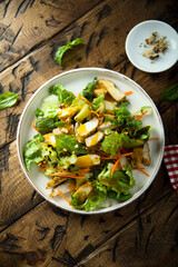 Leaf salad with chicken and mango sauce