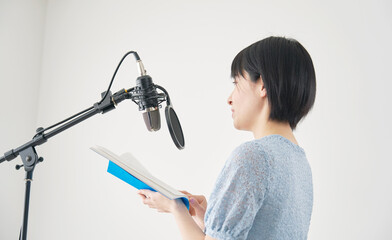 アフレコをする声優の女性
