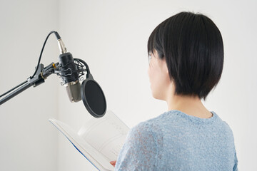 アフレコをする声優の女性