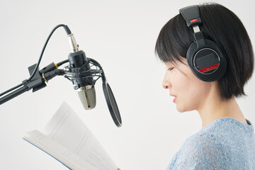ナレーションをするナレーターの女性