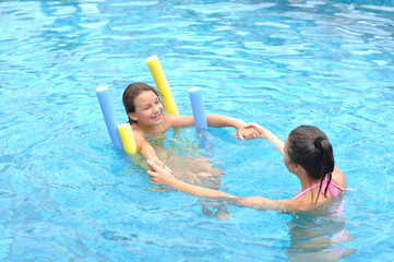 mãe e filha se divertindo de férias na piscina spa