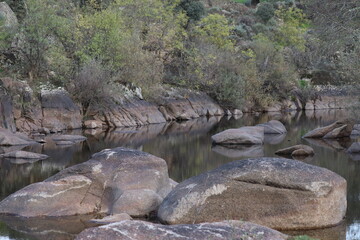 rivière, rochers