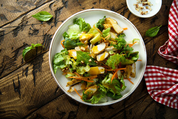 Leaf salad with chicken and mango sauce