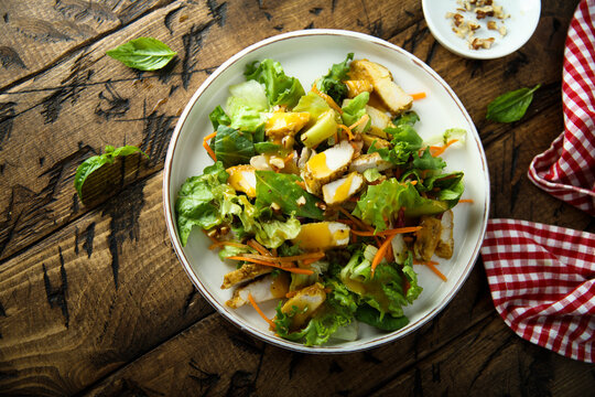 Leaf Salad With Chicken And Mango Sauce