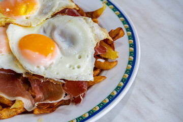 Huevos rotos con Jamón