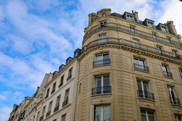 Fototapeta na wymiar typical parisian haussmann buidling facades