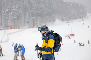 スキーをする男性